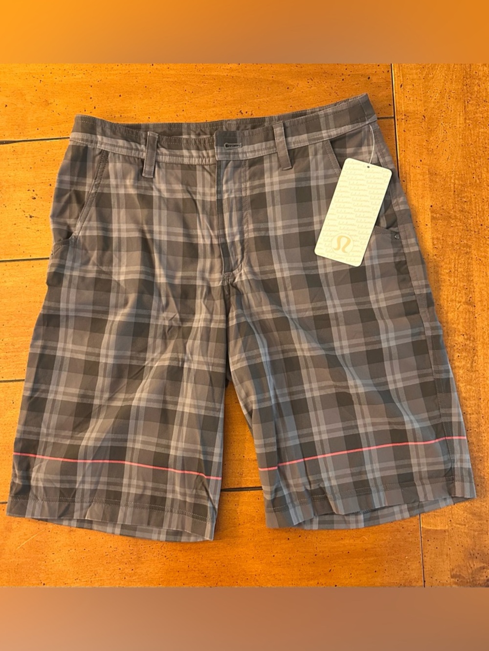 Mens Lululemon Kahuna shorts Size 32 NWT
Grey plaid with pink accent
